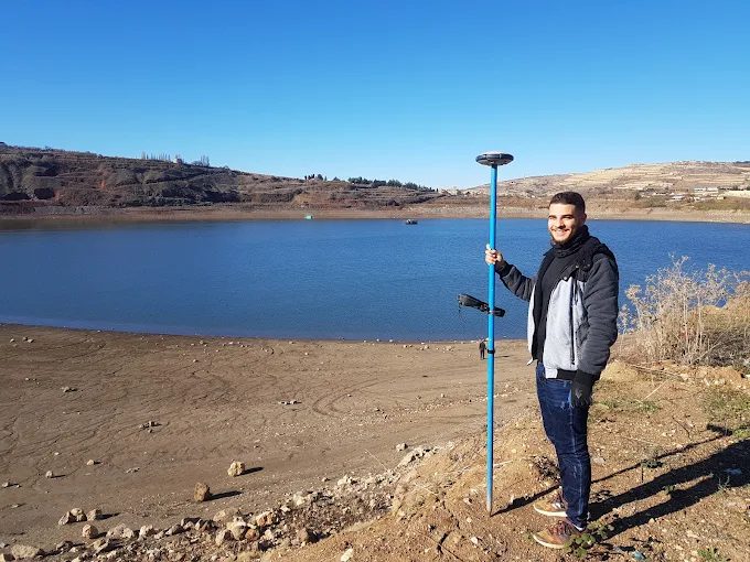 מדידת GNSS ליד מאגר מים